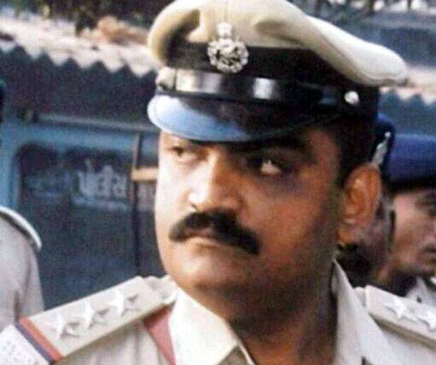 રાજકોટ પોલીસે સ્ટોન કિલરને પકડવા માટે 1200 જેટલા પોલીસ જવાનોને કામે લગાડયા હતા. જેમાં પોલીસે અલગ અલગ પ્રકારના છ વેશ ધારણ કરી સ્ટોન કિલરને ઝડપ્યો હતો. એટલું જ નહીં પોલીસે ગે બનવાનો પણ વારો આવ્યો હતો. જેમાં પોલીસ ગે, મજૂર, લારીવાળો, બ્રાહ્મણ, મુસાફર, અને મુસ્લિમનો વેશ ધારણ કરવો પડ્યો હતો