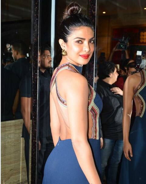 IN PICS: બ્લૂ બેકલેસ ગાઉનમાં પ્રિયંકા ચોપરા લાગી સેક્સી IN PICS: બ્લૂ બેકલેસ ગાઉનમાં પ્રિયંકા ચોપરા લાગી સેક્સી