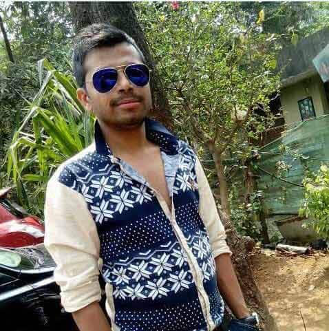 શિવાનીના સસરાએ પોલીસને જણાવ્યું હતું કે, તેઓ નોકરીએથી બપોરે તે ઘરે જમવા માટે આવ્યા હતા. ત્યારે શિવાનીએ દરવાજો ખોલવામાં વાર લગાડી હતી. આ અંગે તેને પુછતા. શિવાની રૂમમાં જતી રહી હતી. જેથી તેઓ પણ તેની પાછળ પાછળ ગયા હતા, જ્યાં પલંગ નીચે એક ટિફિન અને યુવકનો પગ નજરે પડ્યો હતો. તેમને કોઈ સંતાયુ હોવાનું જણાતા આ શખ્સને પલંગ નીચેથી ખેંચી બહાર કાઢ્યો હતો. જોકે, આ શખ્સ બહાર આવતાની સાથે જ ભાગી ગયો હતો. જેને પકડવા તેઓ યુવક પાછળ ગયા હતા. દરમિયાન શિવાનીએ ગળેફાંસો ખાઈ લીધો હતો.