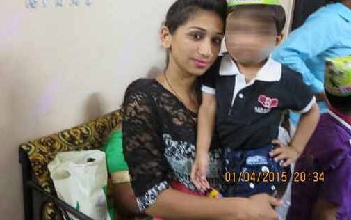 શિવાનીએ પ્રેમ પ્રકરણ પકડાઈ જતાં આપઘાત કરી લીધો છે, ત્યારે આ અંગે વધુ વિગતો પણ સામે આવી છે. ઉધના વિસ્તારમાં આવેલી ધર્મયુગ સોસાયટીમાં રહેતા ધર્મેશ કડીવાલા સાથે પણ શિવાનીનું અગાઉ પ્રેમપ્રકરણ ચાલુ હતુ. આ પ્રકરણ પણ બધાની4 સામે આવી ગયું હતું. જોકે, ત્યારે બન્નેના પરિવારજનો વચ્ચે સમાધાન માટે એક મીટિં થઈ હતી. આ સમયે શિવાનીએ ફરીથી તે આવું નહીં કરે તેમ જણાવતા સમાધાન કરવામાં આવ્યું હતું. પુત્રવધૂનો પ્રેમી તો ફરાર થઈ ગયો છે, પરંતુ તેના રૂમમાં ટિફિન અને બૂટ પડ્યા રહ્યા છે.