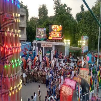 સરસપુર, દરિયાપુર ગેટ, ખમાસા ચાર રસ્તા, શારદાબેન ચાર રસ્તા અને મ્યુ. માર્કેટ અબીપી અસ્મિતા ન્યૂઝના ચાર જગ્યાએ ભવ્ય સ્ક્રિન મૂકવામાં આવ્યા છે.