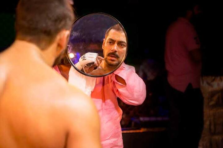 1. સ્પોર્ટ્સ અને બોલીવુડનો સાથ બોક્સ ઓફિસ પર વધારે સક્સેસફુલ રહ્યો નથી. અત્યાર સુધી બોક્સ ઓફિસ કલેક્શનના હિસાબે ફરહાન અખ્તરની મિલ્ખસિંહની બાયોપિક ભાગ મિલ્ખા ભાગ સૌથી મોટી હિટ રહી હતી. આ આંકડો છ જુલાઈ બાદ સુલતાન બદલી શકે છે. આ ફિલ્મમાં સલમાનની જબરજસ્ત એક્શન સાથે કુશ્તી દેખાડવામાં આવી છે, જે ભાગ મિલ્ખા ભાગનો રેકોર્ડ તોડી શકે છે. 2. સલમાન ખાનની ફિલ્મો બોક્સ ઓફિસ કલેક્શનમાં મોટા રેકોર્ડ્સ બનાવવા માટે જાણીતા છે. જો સલમાનની પાછલી બે ફિલ્મોની વાત કરી તો બજરંગી ભાઈજાન અને પ્રેમ રતન ધન પાયોએ પહેલા દિવસે શાહરૂખની હેપ્પી ન્યૂ યર કરતા ઓછી કમાણી કરી હતી. હેપ્પી ન્યૂ યરનું કલેક્શન 44.97 કરોડ રૂપિયા હતું. ટ્રેડ પંડિતોનું માનવું છે કે આ વખતે સુલતાન પાસેથી ઘણી આશાઓ છે કે તે હેપ્પી ન્યૂ યરનો રેકોર્ડ તોડે. 