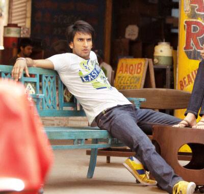 ભણતર પૂરુ કરીને રણવીર 2007માં મુંબઈ પાછો આવી ગયો. અને થોડા વર્ષો એડ એજન્સીમાં કોપી રાઈટર તરીકે કામ કર્યુ હતું. તે પછી આસિસ્ટંટ ડિરેક્ટર તરીકે પણ કામ કર્યુ, પણ થોડા સમયમાં તે છોડી દીધું. તે પછી તેણે અભિનય પર વધારે ધ્યાન આપવા લાગ્યુ. (તસવીર- પહેલી ફિલ્મ બેંડ બાજા બારાતમાંથી)