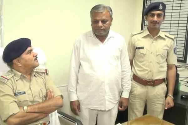 આથી ડરી ગયેલા પરબતભાઈ બીજલ પટેલને મળ્યા હતા. બીજલે સંચાલકને કહ્યું હતું કે, તમારે બળાત્કારના કેસમાંથી બચવું હોય તો 40 લાખ રૂપિયા આપી દો. જોકે, પરબતભાઈએ આ અંગે પોલીસને વાત કરતા અમરોલી પોલીસે મહિલા વકીલ સામે ગુનો નોંધી ધરપકડ કરી હતી. પોલીસ તપાસમાં એવું પણ સામે આવ્યું હતું કે, તેમની સામે બળાત્કારની કોઈ ફરિયાદ થઈ જ નહોતી. 