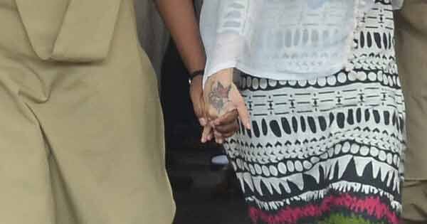 અત્યારે વેલ્સીને કોર્ટના આદેશ પછી જેલમાં મોકલી દેવામાં આવી હતી. આ પછી તેને મહિલાઓની જનરલ બેરેકમાં મોકલાઇ હતી. જેમાં તેણે એક રાત વીતાવી હતી. હવે વેલ્સીનું જેલમાં રજીસ્ટ્રેશન કરાશે. આ પછી તેને કેદી નંબર અને પ્રિઝનર કાર્ડ અપાશે. વેલ્સીને હાલ હાઈપ્રોફાઇલ મહિલા આરોપીના બેરક નંબર-7માં રાખવામાં આવી છે. 