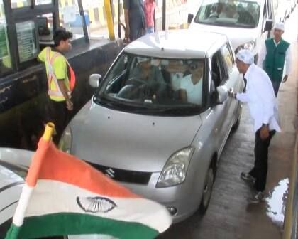 આપના કાર્યકર્તાઓએ ટોલનાકાના કર્મચારીઓ પર દાદાગીરી કરવામાં આવી હતી. આપના કાર્યકર્તાઓએ આરોપ લગાવ્યો હતો કે જ્યારે ભાજપનો કોઇ કાર્યક્રમ હોય છે ત્યારે ભાજપના કાર્યકર્તાઓ પાસેથી કોઇ પણ પ્રકારનો ટોલટેક્સ લેવામાં આવતો નથી.