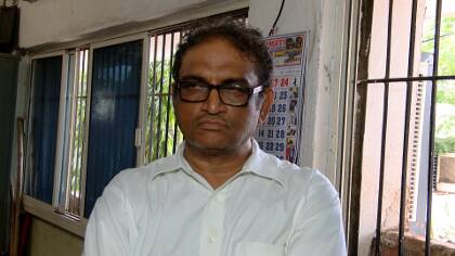 હેમરાજ કામદારની વય 51 વર્ષ છે જ્યારે તેમનાં પત્નિની ઉંમર 31 વર્ષની છે. વાસણાના ચંદ્રનગર વિસ્તારમાં વાડીલાલ ડેપોની સામે આવેલી પનામા સોસાયટીમાં રહેતા હેમરાજ કામદાર(51)એ પહેલા લગ્નથી છૂટાછેડા લીધા હતા. એ પછી 9 વર્ષ પહેલા તેમણે કેયૂરીબહેન (31) સાથે પ્રેમલગ્ન કર્યાં હતાં.