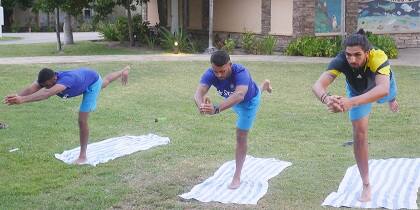 ભારતીય ટીમના ખેલાડીઓ બીચ પર વોલીબોલ રમતા કેમેરામાં કેદ થયા હતા. આ તસવીરોમાં વિરાટ કોહલી સાથી ખેલાડીઓ સાથે વોલીબોલ રમતો જોવા મળી રહ્યો છે. તે સિવાય ખેલાડીઓએ યોગ પણ કર્યા હતા. 