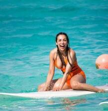 દરિયા વચ્ચે આ અભિનેત્રીએ આમ કર્યા યોગા, શેર કર્યા હોટ બીકિની PICS! 