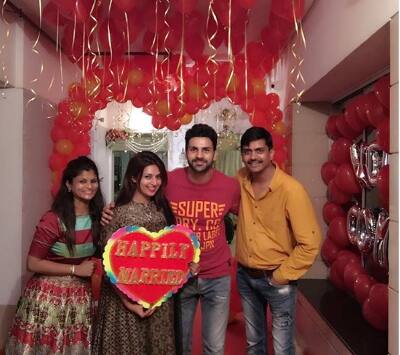 ઘરની બહાર વિવેક અને દિવ્યાંકા મિત્રો સાથે 