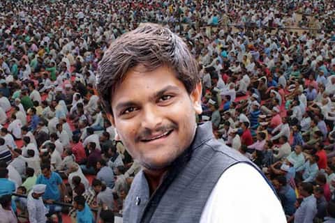હાર્દિકનો બે દિવસનો મેગા શોઃ 12 સભા, 7 રોડ શો અને બે મહારેલી સાથે લાખો લોકોનો સંપર્ક હાર્દિકનો બે દિવસનો મેગા શોઃ 12 સભા, 7 રોડ શો અને બે મહારેલી સાથે લાખો લોકોનો સંપર્ક