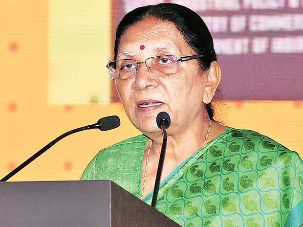 આનંદીબેન પટેલ શુક્રવારે સુરત મ્યુનિસિપલ કોર્પોરેશનના કાર્યક્રમમાં હાજર રહેવાનાં છે. આ કાર્યક્રમ અગાઉથી નિશ્ચિત હતો અને એ વખતે ભાજપના નેતાઓને ખબર નહોતી કે હાર્દિક પણ એ દિવસે જેલમાંથી છૂટશે. હવે હાર્દિકની મુક્તિનો દિવસ નક્કી થઈ જતાં ભાજપના નેતાઓ અને પોલીસ અધિકારીઓ ચિંતામાં પડી ગયા છે. આ કારણે મંગળવારે સુરતના ટોચના અધિકારીઓએ તાકીદની બેઠક બોલાવી હતી. આ બેઠકમાં શુક્રવારે કાયદો અને વ્યવસ્થાની સ્થિતી કઈ રીતે જાળવવી તેની ચર્ચા કરાઈ હતી.