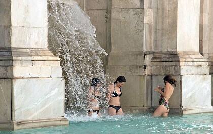 ઓનલાઇન મેગેઝીન ટ્રાસ્ટેવેરેએ ટ્વિટર પર તસવીરો પોસ્ટ કરી હતી. તસવીરોમાં જોઇ શકાય છે કે કેટલીક યુવતીઓ બિકીની પહેરી નાહવાનો આનંદ લેતી જોવા મળી રહી છે. હાલમાં રોમમાં 32 ડિગ્રી સેલ્સિયસ તાપમાન છે જેને કારણે લોકો ખૂબ પરેશાન છે. જોકે, લોકોએ યુવતીઓનો વિરોધ પણ કર્યો હતો. કેટલાક લોકોએ વિરોધ ન કરવા પર પોલીસની પણ ટીકા કરી હતી.