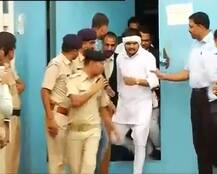 હાર્દિકે જેલની બહાર પગ મૂકતાં જ શું થયું ? કોણે ઉંચક્યો હાર્દિકને, કોણે લગાવ્યું કંકુ તિલક ? જુઓ તસવીરોમાં 