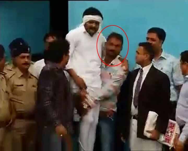 હાર્દિક બહાર આવ્યો કે, તરત તેના પિતરાઇ ભાઈ લાલાભાઈ પટેલે તેને ઊંચકી લીધો હતો.