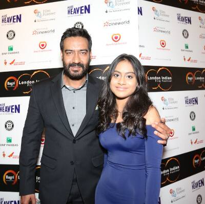 આ તસવીર ટ્વિટર પર શેર કરતા કહ્યું છે કે  Empowering the girl child. Walking the red carpet with my power besides me. She's my true strength #MyGirlMyStrength