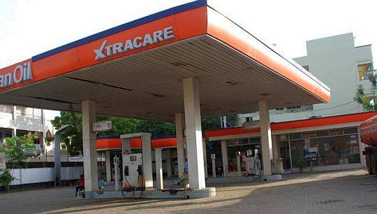 ત્યારબાદ હવે આગળની રણનીતિના ભાગરૂપે ગુરૂવારે રાજ્યના તમામ પેટ્રોલિયમ ડીલર્સ ઈંધણની ખરીદી કરશે નહીં. એક દિવસ માટે રાજ્યના કોઈ પણ પેટ્રોલપંપ માલિક ઈંધણ ખરીદશે નહીં. જેથી પેટ્રોલપંપ પર પેટ્રોલ-ડીઝલનો સ્ટોક હશે ત્યાં સુધી પેટ્રોલનું વિતરણ ચાલુ રાખવામાં આવશે. પરંતુ પેટ્રોલ-ડીઝલનો સ્ટોક પૂર્ણ થયા બાદ રાજ્યમાં ઈંધણની અછત જોવા મળી શકે છે.