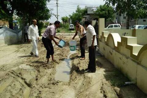 હાર્દિકના ઘર પાસે ભરાયા છે પાણીઃ આગમનને લઈને પાણી ઉચેલવાના શરૂ, જુઓ તસવીરો હાર્દિકના ઘર પાસે ભરાયા છે પાણીઃ આગમનને લઈને પાણી ઉચેલવાના શરૂ, જુઓ તસવીરો