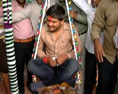 તે પછી હાર્દિક સીદસરમાં પાટીદારો સમર્થકોને મળવા પહોંચ્યો હતો. સીદસર બાદ હાર્દિક ખોડલધામ મંદિર પહોંચ્યો હતો. જ્યાં તેને સાકરથી તોલવામાં આવ્યો હતો. 