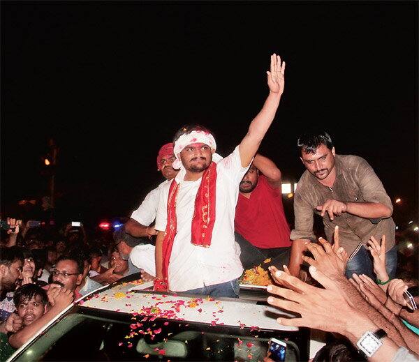 હાર્દિક પટેલનું વજન વધી જતાં તેના દેખાવમાં પણ ફેરફાર થયો છે. નવ મહિના પહેલાં એકદમ પાતળો અને તરવરીયા યુવાન જેવો દેખાતો હાર્દિક હાલમાં સ્થૂળ લાગે છે. તેના ચહેરો થોડો ભારેખમ લાગે છે. જો કે જેલમાંથી છૂટ્યા પછી તે 48 કલાકમાં સુરતથી સૌરાષ્ટ્ર સુધી ફરી વળ્યો તે જોતાં તેની એનર્જીમાં કોઈ ફરક નથી પડ્યો એ દેખીતું છે. 