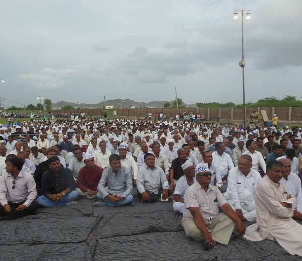 રેશ્માએ જણાવ્યું હતું કે 15 વરસ સુધી આપણે હિટલરશાહી સરકારને સાથ સહકાર આપ્યો. આ સરકાર આપણું ન માને તો 2017માં તેઓને ચમત્કાર બતાવવાનો સમય આવી ગયો છે. પાટીદાર સમાજની માતાઓ અને બહેનોને ઝાંસીની રાણીની જેમ બહાર નીકળી ચાચા ચાયવાલે અને ફઇબાને પટેલ સમાજની તાકાત બતાવવાની છે.