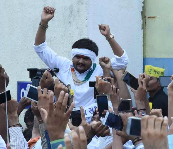 હાર્દિક પટેલે કહ્યુ હતુ કે, 'રાજસ્થાનમાં આરામ થઈ શકશે એવું માનનારાઓ ભૂલ કરે છે. ઉદયપુર જઈને હું તરત જ ગુર્જર અને જાટ જ્ઞાતિના વડીલો સાથે મીટીંગ કરીને આંદોલનને દેશવ્યાપી બનાવવામાં લાગવાનો છું. મને ૬ મહિના ગુજરાત બહાર મોકલવાના કોર્ટના આદેશમાં ભગવાનનો સંકેત છે કે આ કામને હું ગુજરાત બહાર પણ આગળ વધારૂ.'