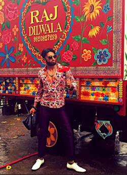 આ તસવીર રણવીર અને આલિયાની આવનારી એક એડ ફિલ્મના શૂટ દરમિયાનની છે. જેમાં રણવીર રાજ દિલવાલા બન્યો છે.