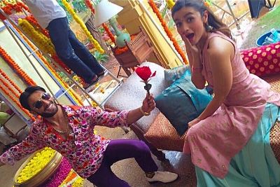 જેમાં તેની સાથે છે બોલીવુડની લડકી બ્યુટીફુલ આલિયા ભટ્ટ. આ ફોટોમાં રણવીર ઘૂંટણે પડીને આલિયાને એક ફૂલ આપી રહ્યો છે. 