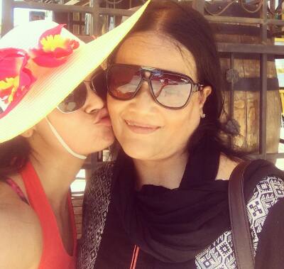 દેવોલીના માતા સાથે 