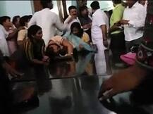 યૂપીમાં ગંડારાજનો LIVE VIDEO: સપા નેતાઓએ મહિલા આયોગની સભ્યને માર્યા ઢોરમાર