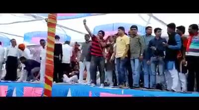 સેન્સર બોર્ડે એવી પણ દલીલ કરી છે કે ફિલ્મમાં આનંદીબેન જેવો ગેટઅપ ધરાવતાં મહિલા મુખ્યમંત્રી છે, પાટીદાર અનામત આંદોલન સમિતી (પાસ)ના કન્વિનરોનાં નામ પણ અસલી છે. એક બાળક નરેન્દ્ર મોદીનું નામ બોલે છે અને બીજાં ઘણાં અસલી પાત્રો છે. આ બધું નિયમો વિરૂધ્ધ છે તેથી ફિલ્મને મંજૂરી ના મળે. 