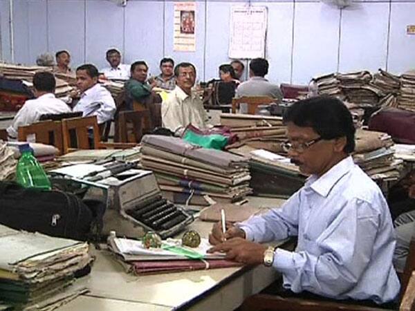 નોંધનીય છે કે ગુજરાત સરકારે છઠ્ઠા પગાર પંચનો પૂરો અમલ કર્યો નથી અને હજુસુધી મેડિકલ, એચઆરએ સહિતના ભથ્થાં કેન્દ્રના ધોરણે અપાતા નથી. આ સિવાય 10-20-30ના ઉચ્ચતર પગારધોરણનો લાભ શિક્ષકોને આપ્યો છે પરંતુ અન્ય કેડરમાં તેનો અમલ કરાયો નથી. એક જ સરકારમાં કર્મચારીઓ માટે જુદા જુદા ધોરણો અપ્નાવવામાં આવ્યા છે.