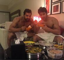 PICS: જ્હોન અને વરૂણે કર્યો પાત્રા અને ખમણનો નાસ્તો, અમદાવાદીઓ સાથે આમ કરી મસ્તી 