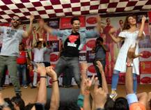 PICS: જ્હોન અને વરૂણે કર્યો પાત્રા અને ખમણનો નાસ્તો, અમદાવાદીઓ સાથે આમ કરી મસ્તી 