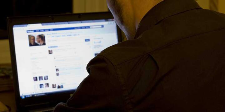 આ સિવાય અન્ય સરળ રીતો છે, જેનાથી જાણી શકાય છે કે તમારુ એકાઉન્ટ કોઇ અન્ય તો યુઝ નથી કરી રહ્યું ને. આ માટે તમે તમારી ડિટેઇલ્સ ચેક કરો. બની શકે છે કે તમારી બર્થ-ડે, નામ, ઇમેલ આઇડી સાથે છેડછાડ થઇ હોય. બની શકે છે કે તમારા આઇડી પરથી એવા લોકોને ફ્રેન્ડ્સ રિક્વેસ્ટ મોકલવામાં આવી હોય જેને તમે ઓળખતા ના હોય. તે સિવાય તમે તમારી કોઇ પોસ્ટ પોતાની ટાઇમલાઇન પર પોસ્ટ કરી ના હોય પણ તેમ છતાં પોસ્ટ થઇ હો. આવી જ હરકતો મેસેજ બોક્સમાં થઇ હોય. તો તરત જ તમે પાસવર્ડ બદલો.