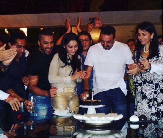 માન્યતાએ આ સેલિબ્રશનની તસવીરો ઈંસ્ટાગ્રામ પર શેર કરી હતી. 