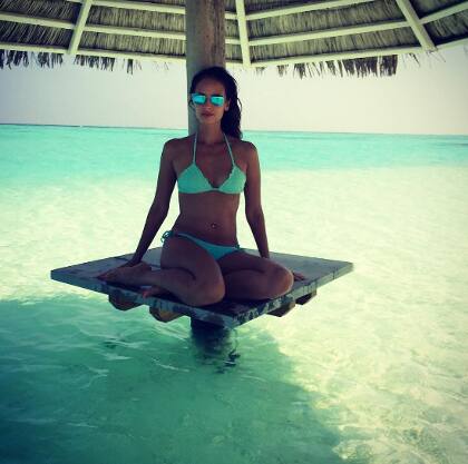 અરબાઝ ખાન સાથે જોવા મળતી અજાણી યુવતીની ઓળખ થઇ ગઇ છે. તે યુવતીનું નામ યેલો મેહરા છે. તેણી ગોવાની એક બિઝનેસ વુમન છે. યેલો ગોવામાં બાગા બિચ પર પોતાનું એક જાણીતું રેસ્ટોરેન્ટ ચલાવે છે. ફિયેસ્ટા વેબસાઈટ અનુસાર “યેલો મેહરાએ” 12 વર્ષની ઉંમરે મોડલિંગની શરૂઆત કરી હતી, અને માત્ર 19 વર્ષની ઉંમરે તેણે પોતાની રેસ્ટોરન્ટ શરૂ કરી હતી. 