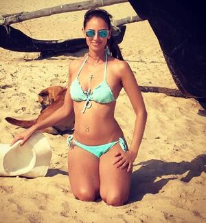 યેલો મેહરાનો જન્મ મ્યુનિચમાં થયો હતો. અને તે ભારતીય પિતા અને જર્મન માતાની સંતાન છે. યેલો મેહરા તેના પ્રારંભિક દિવસોમાં ગોવા અને જર્મનીમાં આવતી-જતી રહી છે. યેલો મેહરાએ જણાવ્યું હતું કે મારા પિતા મ્યૂનિચમાં એક જાણીતા ફેશન ડિઝાઈનર હતા. અને હું એક સર્જનાત્મક, પ્રેમાળ, માહોલની આસપાસ  ઉછરેલી છું.મારો આખો પરિવાર ગોવાથી પ્રેમ કરે છે અને એટલા માટે મારા પરિવારે ટૂંકમાં અહી રહેવાનો નિર્ણય કર્યો હતો.