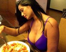 હોટ મોડલ પૂનમ પાંડેને થયો \'પ્રેમ\', Twitter પર કર્યું જાહેર