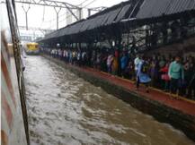 PICS:વરસાદથી બેહાલ મુંબઈ, લોકલ ટ્રેન ઠપ્પ, ફ્લાઈટ પણ પડી મોડી