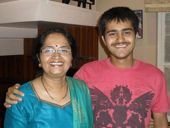 પુજીતના મૃત્યુ બાદ વિજય રૂપાણી રાજકારણ છોડી દેવાના હતા. પરંતુ તેમના પત્ની અંજલિ રૂપાણી અને તેમની દીકરી રાધિકાએ તેમને હિંમત આપી અને તેમને રાજકારણ ન છોડવા સમજાવ્યા હતા. આ ઘટના પછી વિજયભાઈએ વકીલાત છોડીને દેશસેવાને સમર્પિત થઈ ગયા. 