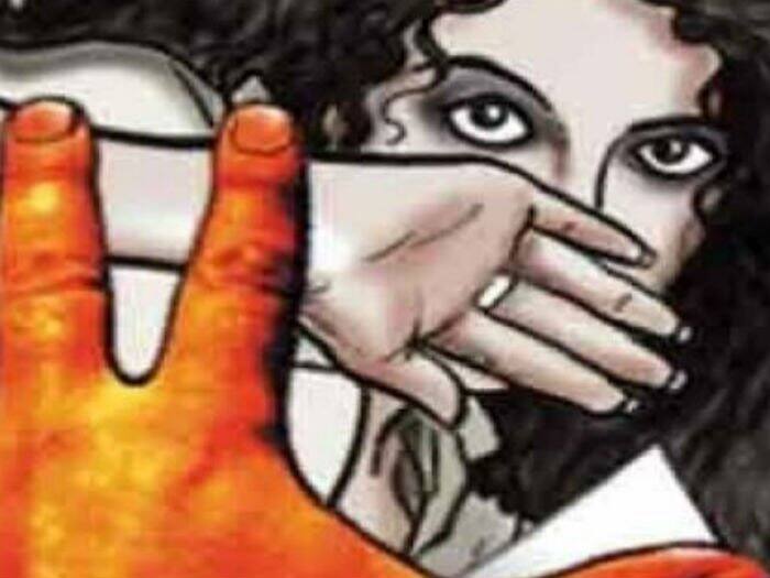 પીડિતાના કહેવા પ્રમાણે, અશરફે પ્રથમવાર ફેબ્રુઆરીમાં એમ્બેસી હોટલમાં શરીર સંબંધ બાંધ્યો હતો અને તેની વીડિયો ક્લીપ બનાવી લીધી હતી. ત્યાર બાદ વારંવાર આ ક્લીપ વાયરલ કરવાની ધમકી આપી બળાત્કાર ગુજારતો રહેતો હતો. ઉપરાંત, મને પેશાબ પીવડાવવવા મજબૂર કરી હતી અને મળ ખવડાવી ત્રાસ આપ્યો હતો.