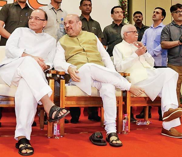 શપથવિધિમાં ઉપસ્થિત ગાંધીનગરના સાંસદ લાલકૃષ્ણ અડવાણી ઉપસ્થિત રહ્યા હતા. 