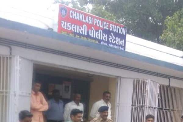 ક્રાઈમ બ્રાંચના એસીપી તરીકે ડી.જી. વણઝારા હતા. તેમણે તરત જ કાર્યવાહી કરીને આ સીડીના કેસમાં ભક્તિસ્વરૂપ સહિત ચાર લોકોને ઝડપી લીધા હતા. પોલીસે એ વખતે ભક્તિસ્વરૂપ પાસેથી યુવતીઓની નગ્ન તસવીરો, પોર્નોગ્રાફિક મટીરિયલ. કોન્ડોમ, કામસૂત્ર બુક વગેરે મળી આવ્યાં હતાં. 
