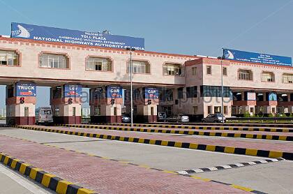 નાણા વિભાગના કહેવા પ્રમાણે, રાજ્યના નવ સ્ટેટ હાઇવે પર અલગ અલગ જગ્યાએ વસૂલ થતાં ટોલ ટેક્સની સરેરાશ આવક રૂપિયા 350 કરોડ રૂપિયાથી લઇને 425 કરોડ રૂપિયાની થાય છે. જેમાં સૌથી વધારે આવક અમદાવાદ-વિરમગામ અને માળિયા-મિયાણાની છે જે સરેરાશ રૂપિયા 150-170 કરોડ રૂપિયા છે.