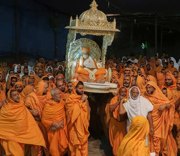 જેના પગલે તેમનાં અંતિમ દર્શન માટે રાત્રિના 11.30 કલાકે નશ્વર દેહને પાલખીમાં બિરાજમાન કરીને સંતો દ્વારા મંદિર પરિસરના સભામંડપ થઈને મેદાનમાં લાવવામાં આવ્યો હતો. 