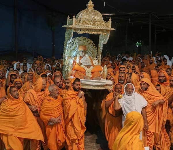 બીએપીએસના વડા પ્રમુખસ્વામી મહારાજના દર્શન માટે 17 ઓગસ્ટ સુધી સંસ્થા દ્વારા શિડ્યુલ જાહેર કરાયું છે. રેલ્વે તંત્ર દ્વારા મુંબઈના ભક્તો માટે ભાવનગર સુધીની ખાસ ટ્રેનની વ્યવસ્થા કરી છે. જ્યારે યુકે દ્વારા ભક્તો માટે ખાસ વિઝાની વ્યવસ્થા કરવામાં આવી હોવાની પણ માહિતી છે.