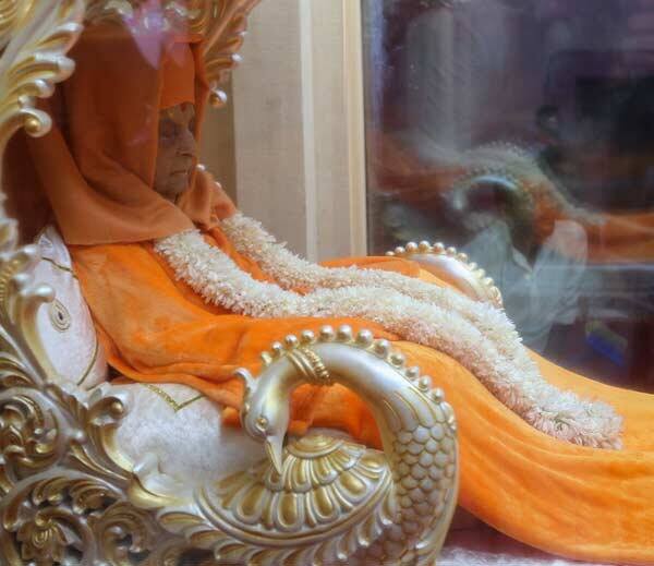 તો બીજીતરફ સુરક્ષાને ધ્યાનમા રાખીને પોલીસે બંદોબસ્ત ગોઠવી દેવામાં આવ્યો છે. મુંબઈના હરિભક્તો બાપાના દર્શન કરી શકે તે માટે રેલવે વિભાગે ખાસ મુંબઈ ભાવનગર ટ્રેનની વ્યવસ્થા કરવામા આવી છે.