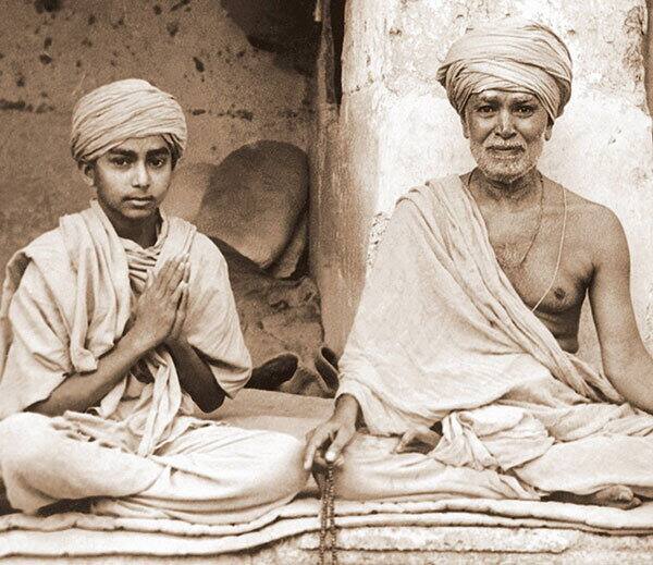 પ્રમુખ સ્વામી મહારાજનો જન્મ વડોદરા જિલ્લાના પાદરા તાલુકાના ચાણસદ ગામે થયો હતો. પિતા મોતીભાઈ, માતા દિવાળીબા. ખેતી અને પ્રભુભક્તિ સિવાય આ પરિવારને જીવનનું બીજુ કોઈ વિશિષ્ટ પાસું ન હતું. શાંતિલાલ સ્વભાવે શાંત પણ શિસ્તબદ્ધ, સમયપાલન સાથે ભણવામાં હોંશિયાર હતા. ઈતિહાસ અને ગણિત એમના પ્રિય વિષયો હતાં. એકથી પાંચ ધોરણ તેમના ગામમાં ભણ્યાં બાદ તેમણે છઠ્ઠા ધોરણ માટે પાદરા ગામની શાળામાં પ્રવેશ લીધો.  શાન્તિલાલ ઘરેથી ક્રિકેટનો સરંજામ લેવા વડોદરા જવા નીકળ્યા. રસ્તામાં ભાઈલા ગામના રાવજીભાઈએ કહ્યું “ગુરુ શાસ્ત્રીજી મહારાજે તમારા માટે ચીઠ્ઠી આપી છે. અઢાર વર્ષના યુવાન શાન્તીભાઈએ કવર ખોલી ચીઠ્ઠી વાંચી.. તો તેમાં લખ્યું હતું. ” સાધુ થવા આવી જાઓ” શાન્તિભાઈ વડોદરા જવાને બદલે પાછા ઘેર આવી, માતા-પિતાને ચીઠ્ઠી બતાવી ને કહ્યું રાવજીભાઈના ભાઈલી ગામે મારે સત્સંગ માટે વિચરતા સાધુ નીલકંઠ સ્વામી અને ઘનશ્યામ સ્વામીને મળવા જવાનું ગુરુ શાસ્ત્રીજી મહારાજે કહ્યું છે.
આ હરિભક્ત કુટુંબે આ પળને જીવનની ધન્ય પળ ગણી હસ્તે મુખે , કોઈ ચહલ પહલ વગર, ગૃહત્યાગ માટે શાન્તીભાઈને વિદાય દીધી…એ દિવસ હતો 7/11/1939

22-11-1939ના રોજ અમદાવાદમાં શાસ્ત્રીજી મહારાજે કિશોરવયના ભકતરાજ શાંતિલાલને પાર્ષદની પ્રાથમિક દીક્ષા આપી. 10-1-1940ના રોજ ગોંડલમાં ભાગવતી દીક્ષા આપવામાં આવી. ત્યારબાદ તેમનું નામ પડયું નારાયણસ્વરૂપ દાસ સ્વામી.
