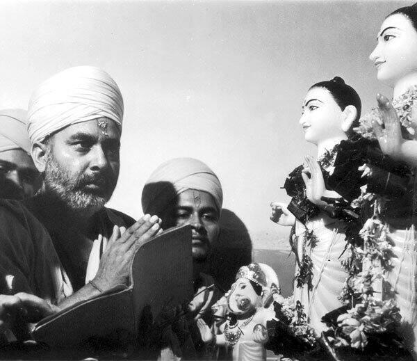 પેટલાદની સંસ્કૃત પાઠશાળામાં પંડિતો પાસે સંસ્કૃત અભ્યાસમાં લાગી ગયા. અભ્યાસમાં શાસ્ત્રી સુધીનો અભ્યાસ કરીને તેઓ શાસ્ત્રી નારાયણસ્વરુપદાસજી બન્યા વર્ષ 1950માં શાસ્ત્રીજી મહારાજે દીર્ઘદ્રષ્ટિથી સ્થાપેલી વિકસતી ધર્મસંસ્થા અક્ષરપુરુષોત્તમ સંસ્થાના પ્રમુખ તરીકે તેઓને નિયુકત કર્યા.  ત્યારથી તેઓને પ્રમુખ સ્વામીના હુલામણાં નામથી ઓળખવામાં આવે છે. યુનોની ધર્મસંસદમાં ગુજરાતી ભાષામાં સૌ પ્રથમ પ્રવચન કરી તેમણે ગુજરાતી ભાષાને ગૌરવ આપ્યું છે.   BAPS તરીકે ઓળખાતી બોચાસણ અક્ષર પુરુષોત્તમ સ્વામીનારાયણ સંસ્થાના આદ્ય સંસ્થાપક સાધુયજ્ઞપુરુષ દાસજી એટલે કે શાસ્ત્રી મહારાજ હતા તેમણે ઈ.સ. 1946-માં આ યુવાન સ્વામીને 28 વર્ષની ઉમરે સારંગપુર મંદિરમાં કોઠારી સ્વામી તરીકે નિમ્યા. અધ્યાત્મની કેડી અળપાતી ગઈ, ગુરુની કૃપા નારાયણ સ્વરૂપદાસજીમાં ઉતરતી ગઈ. શાસ્ત્રી સ્વામી મહારાજની અંતરની આંખોએ અંદેશ આપી દીધો હતો કે ખરેખર આ નારાયણ સ્વરૂપદાસજી નારાયણ સ્વરૂપ છે અને તેમાં જનજનને જગ્દિશ બનાવવાની ધગશ છે. બીજી બાજુ નારાયણ સ્વરૂપજી તો ગુરુની આજ્ઞાને સર્વોપરિ માની અને ધર્મના પ્રસાર અર્થે વિચરણ કરતાં કરતાં લોકસેવામાં જોડાતા ગયા.